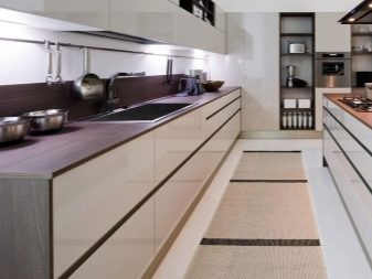 Кухні без ручок (71 фото): огляд кухонних гарнітурів з профілем Gola, варіанти дизайну фасадів кутових кухонь з прихованими ручками