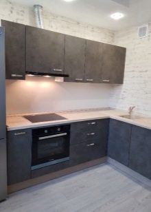 Кухні під бетон (33 фото): вибір кухонного гарнітура з фасадами світлого і темного сірого бетонного кольору, приклади в інтер’єрі