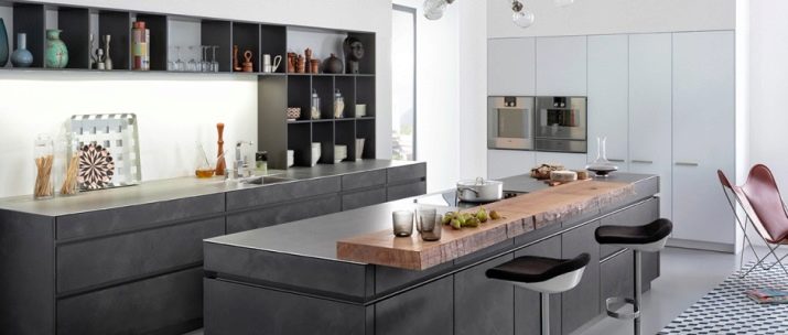 Кухні під бетон (33 фото): вибір кухонного гарнітура з фасадами світлого і темного сірого бетонного кольору, приклади в інтер’єрі