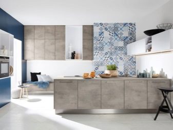 Кухні під бетон (33 фото): вибір кухонного гарнітура з фасадами світлого і темного сірого бетонного кольору, приклади в інтер’єрі