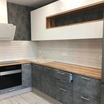 Кухні під бетон (33 фото): вибір кухонного гарнітура з фасадами світлого і темного сірого бетонного кольору, приклади в інтер’єрі