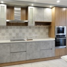 Кухні під бетон (33 фото): вибір кухонного гарнітура з фасадами світлого і темного сірого бетонного кольору, приклади в інтер’єрі