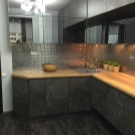 Кухні під бетон (33 фото): вибір кухонного гарнітура з фасадами світлого і темного сірого бетонного кольору, приклади в інтер’єрі