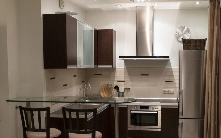 Кухні в будинку-кораблі (46 фото): дизайн кухні розміром 6 кв. метрів і ремонт інших маленьких кухонь, ідеї планування