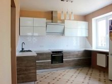 Кухні з білим верхом і темним низом (45 фото): вибираємо кухонні гарнітури з чорним і коричневим низом, поєднання білого з кольором венге і капучіно в меблях