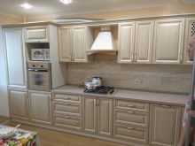 Кухні з масиву дуба (44 фото): плюси і мінуси натуральної дерев’яної меблів. Кухонний гарнітур в сучасному стилі з патиною