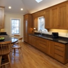 Кухні з масиву дуба (44 фото): плюси і мінуси натуральної дерев’яної меблів. Кухонний гарнітур в сучасному стилі з патиною