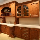 Кухні з масиву дуба (44 фото): плюси і мінуси натуральної дерев’яної меблів. Кухонний гарнітур в сучасному стилі з патиною