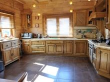 Кухні з масиву дуба (44 фото): плюси і мінуси натуральної дерев’яної меблів. Кухонний гарнітур в сучасному стилі з патиною