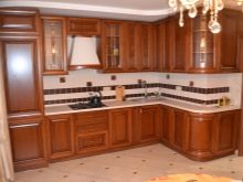 Кухні з масиву дуба (44 фото): плюси і мінуси натуральної дерев’яної меблів. Кухонний гарнітур в сучасному стилі з патиною