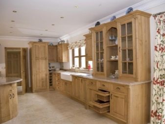 Кухні з масиву дуба (44 фото): плюси і мінуси натуральної дерев’яної меблів. Кухонний гарнітур в сучасному стилі з патиною