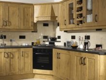 Кухні з масиву дуба (44 фото): плюси і мінуси натуральної дерев’яної меблів. Кухонний гарнітур в сучасному стилі з патиною