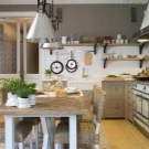 Кухня без верхніх шаф (69 фото): дизайн інтер’єру з кутовим кухонним гарнітуром без навісних шаф, маленька кухня без верхніх ящиків, біла кухня з нижніми шафками