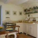 Кухня без верхніх шаф (69 фото): дизайн інтер’єру з кутовим кухонним гарнітуром без навісних шаф, маленька кухня без верхніх ящиків, біла кухня з нижніми шафками