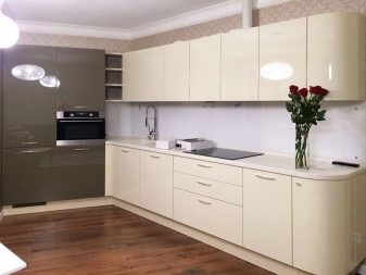 Кухня кольору ванілі (55 фото): кухонні гарнітури ванільного кольору з шоколадом і кавою з молоком, інші варіанти інтер’єру. Як підібрати шпалери?