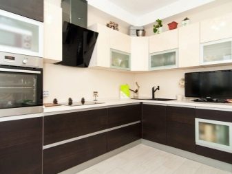 Кухня кольору ванілі (55 фото): кухонні гарнітури ванільного кольору з шоколадом і кавою з молоком, інші варіанти інтер’єру. Як підібрати шпалери?