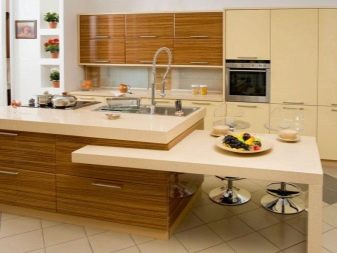 Кухня кольору ванілі (55 фото): кухонні гарнітури ванільного кольору з шоколадом і кавою з молоком, інші варіанти інтер’єру. Як підібрати шпалери?