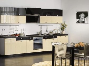 Кухня кольору ванілі (55 фото): кухонні гарнітури ванільного кольору з шоколадом і кавою з молоком, інші варіанти інтер’єру. Як підібрати шпалери?