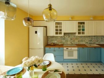 Кухня кольору ванілі (55 фото): кухонні гарнітури ванільного кольору з шоколадом і кавою з молоком, інші варіанти інтер’єру. Як підібрати шпалери?