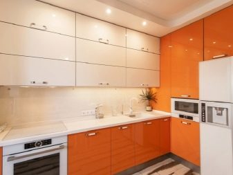 Кухня кольору ванілі (55 фото): кухонні гарнітури ванільного кольору з шоколадом і кавою з молоком, інші варіанти інтер’єру. Як підібрати шпалери?