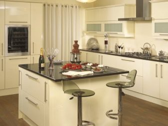 Кухня кольору ванілі (55 фото): кухонні гарнітури ванільного кольору з шоколадом і кавою з молоком, інші варіанти інтер’єру. Як підібрати шпалери?