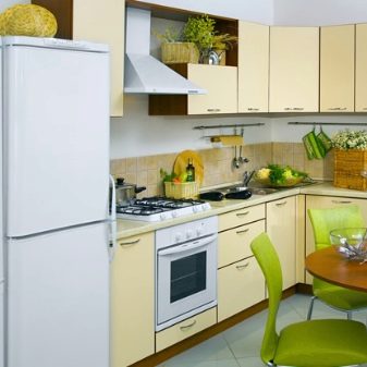 Кухня кольору ванілі (55 фото): кухонні гарнітури ванільного кольору з шоколадом і кавою з молоком, інші варіанти інтер’єру. Як підібрати шпалери?