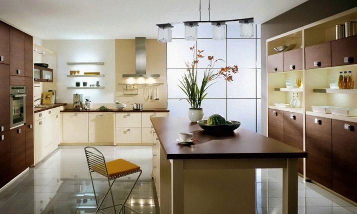 Кухня кольору ванілі (55 фото): кухонні гарнітури ванільного кольору з шоколадом і кавою з молоком, інші варіанти інтер’єру. Як підібрати шпалери?