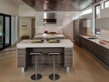 Кухня під дерево в сучасному стилі (27 фото): дизайн кутових і прямих кухонних гарнітурів під дерево в сучасному стилі в інтер’єрі