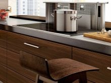 Кухня під дерево в сучасному стилі (27 фото): дизайн кутових і прямих кухонних гарнітурів під дерево в сучасному стилі в інтер’єрі