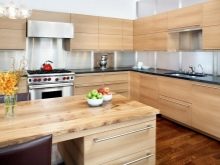 Кухня під дерево в сучасному стилі (27 фото): дизайн кутових і прямих кухонних гарнітурів під дерево в сучасному стилі в інтер’єрі