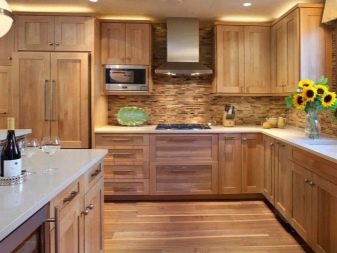 Кухня під дерево в сучасному стилі (27 фото): дизайн кутових і прямих кухонних гарнітурів під дерево в сучасному стилі в інтер’єрі