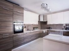 Кухня під дерево в сучасному стилі (27 фото): дизайн кутових і прямих кухонних гарнітурів під дерево в сучасному стилі в інтер’єрі