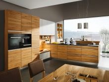 Кухня під дерево в сучасному стилі (27 фото): дизайн кутових і прямих кухонних гарнітурів під дерево в сучасному стилі в інтер’єрі