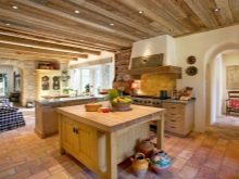 Кухня в сільському будинку (68 фото): ідеї дизайну інтер’єру в старому сільському будинку з пічкою. Економваріант облаштування та оздоблення кухні в селі