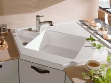 Кухня з мийкою в кутку (43 фото): кухонний гарнітур з кутовою раковиною, варіанти дизайну інтер’єру