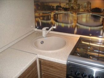 Кухня з мийкою в кутку (43 фото): кухонний гарнітур з кутовою раковиною, варіанти дизайну інтер’єру