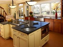 Кухня з мийкою в кутку (43 фото): кухонний гарнітур з кутовою раковиною, варіанти дизайну інтер’єру