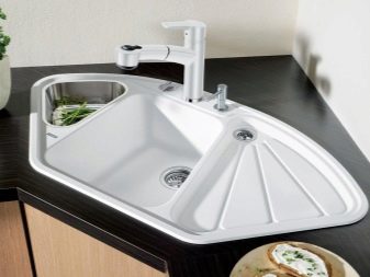 Кухня з мийкою в кутку (43 фото): кухонний гарнітур з кутовою раковиною, варіанти дизайну інтер’єру