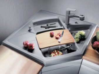 Кухня з мийкою в кутку (43 фото): кухонний гарнітур з кутовою раковиною, варіанти дизайну інтер’єру