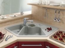 Кухня з мийкою в кутку (43 фото): кухонний гарнітур з кутовою раковиною, варіанти дизайну інтер’єру