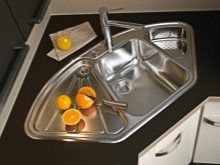 Кухня з мийкою в кутку (43 фото): кухонний гарнітур з кутовою раковиною, варіанти дизайну інтер’єру