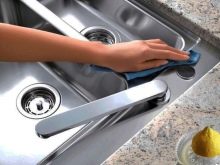 Кухня з мийкою в кутку (43 фото): кухонний гарнітур з кутовою раковиною, варіанти дизайну інтер’єру