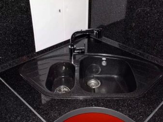 Кухня з мийкою в кутку (43 фото): кухонний гарнітур з кутовою раковиною, варіанти дизайну інтер’єру