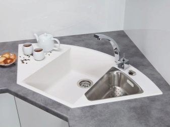 Кухня з мийкою в кутку (43 фото): кухонний гарнітур з кутовою раковиною, варіанти дизайну інтер’єру