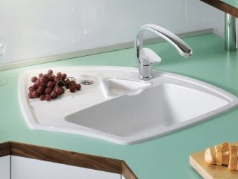 Кухня з мийкою в кутку (43 фото): кухонний гарнітур з кутовою раковиною, варіанти дизайну інтер’єру