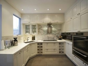 Кухня з мийкою в кутку (43 фото): кухонний гарнітур з кутовою раковиною, варіанти дизайну інтер’єру