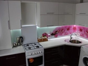 Кухня з мийкою в кутку (43 фото): кухонний гарнітур з кутовою раковиною, варіанти дизайну інтер’єру