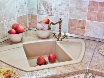 Кухня з мийкою в кутку (43 фото): кухонний гарнітур з кутовою раковиною, варіанти дизайну інтер’єру