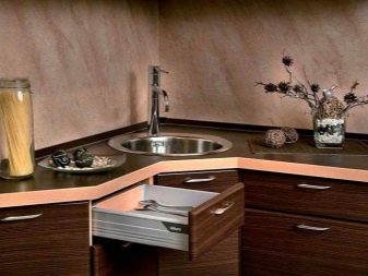 Кухня з мийкою в кутку (43 фото): кухонний гарнітур з кутовою раковиною, варіанти дизайну інтер’єру