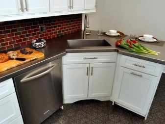 Кухня з мийкою в кутку (43 фото): кухонний гарнітур з кутовою раковиною, варіанти дизайну інтер’єру